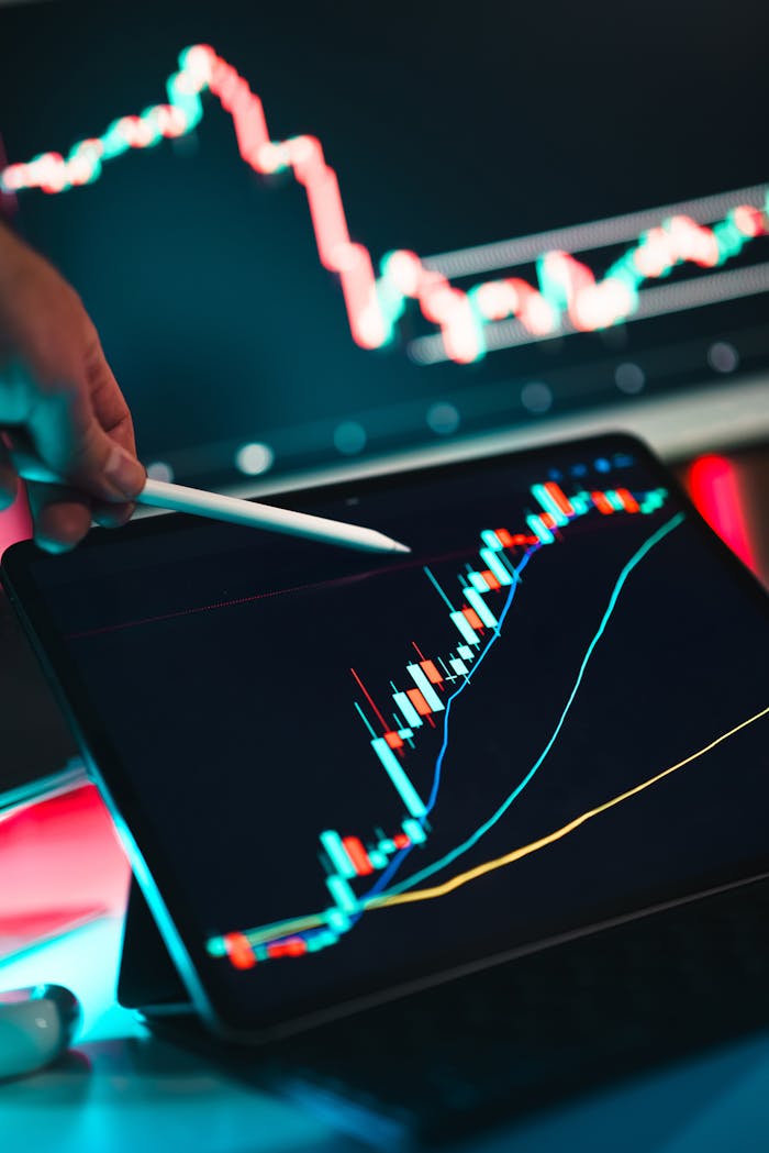 Usługi Close-up of cryptocurrency trading analysis on a digital tablet, highlighting market trends.